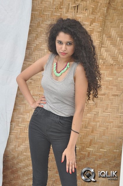 Soumya-Sukumar-at-Pora-Pove-Movie-Success-Meet